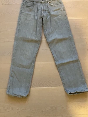 Ljusgrå jeans från Vaillent XS - Säljer ett par ljusgrå raka jeans från Vaillent i storlek XS. Klassisk femficksmodell med normal passform och hög midja. Jeansen är tillverkade i bomull och har en enkel, stilren look utan slitningar eller dekorationer.