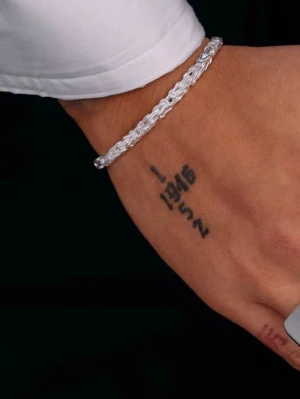 22cm 925 silver armband kejsar - Elegant och kraftfullt kejsararmband i äkta 925 sterling silver, perfekt för dig som vill ha ett klassiskt smycke med tyngd och kvalitet. Armbandet har en gedigen design som passar lika bra till vardag som till fest.  Detaljer: 	•	Material: Äkta 925 sterling silver 	•	Modell: Kejsarlänk 	•	Längd: 22 cm 	•	Bredd: 4 mm 	•	Vikt: ca 20 g 	•	Skick: Mycket fint skick