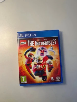 LEGO The Incredibles PS4 - LEGO The Incredibles till PS4 i mycket fint skick. Komplett med fodral och skiva. Upplev äventyren från båda filmerna i LEGO-format, perfekt för familjer och co-op spel. PEGI 7. Inga synliga repor eller skador på fodral eller skiva.