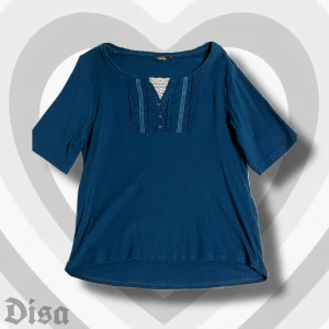 blå trekvartsärm - söt tröja med trekvartsärmar och dekorerad med knappar.