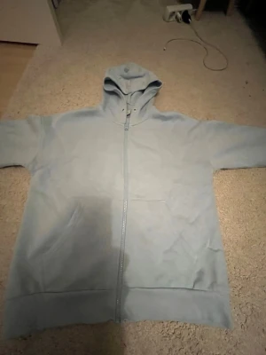 Lindex  - Tröja/ zip hoodie! Använd 2 gånger säljer för att den har blivit för liten 