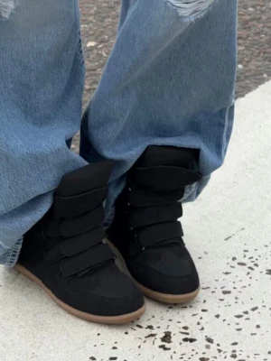 Gina Tricot wedge sneakers - Säljer ett par helt nya svarta wedge sneakers från Gina Tricot, strl 40. Skriv gärna för fler bilder❤️