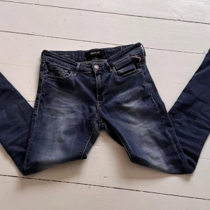 Replay jeans  - Säljer ett par Replay Hyperflex jeans i mörkblå tvätt, skicket är mycket bra eftersom de knappt är använda! Hör av er vid intresse, pris går att diskuteras🙌