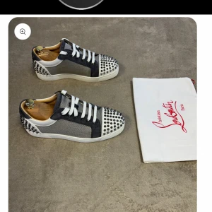 Christian Louboutin  - Köpta hos Circular fash så garanti på att skorna är äkta, storlek 41 men passar 42 nypris 11 tusen, har enbart påse till skorna då box inte medföljdes, 9/10 skick, skriv för mer info