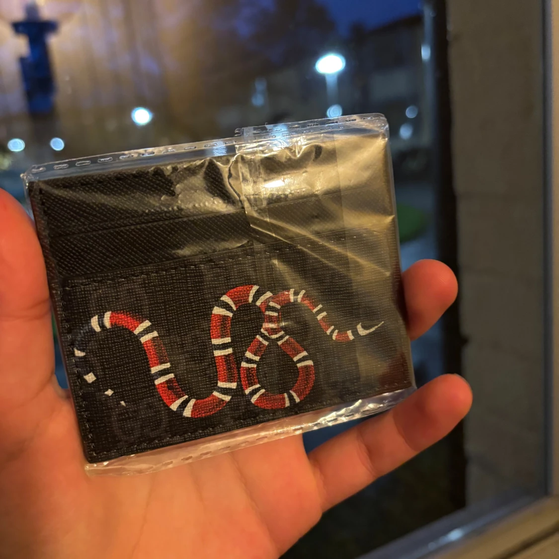 Svart  korthållare med röd orm