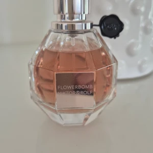 Flowerbomb Eau de Parfum 50ml - Flowerbomb från Viktor & Rolf, Eau de Parfum, 50 ml. Knappt använd 