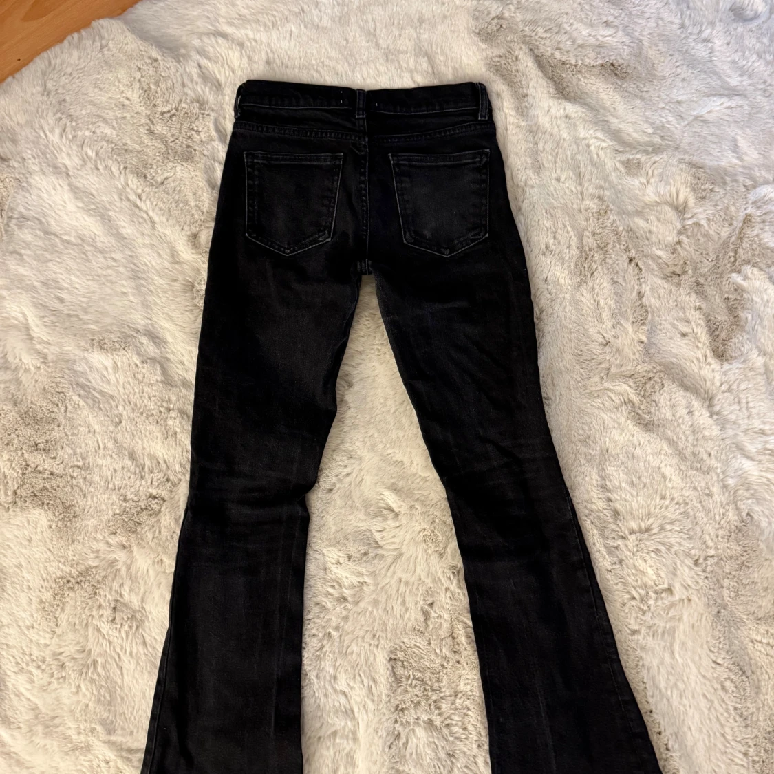 Svarta bootcut jeans från Zara - 2
