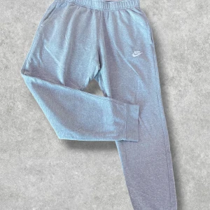 Nike mjukisbyxor grå - Grå nike mjukisbyxor i storlek S. Byxorna är i mycket bra skick och otroligt bekväma. Kontakta för fler frågor!💯