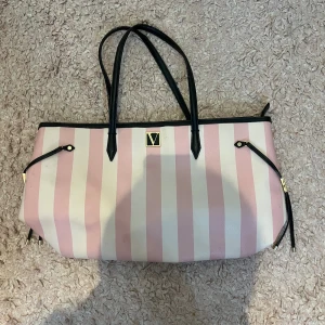 Victorias secret väska - Säljer denna Victorias secret väska, vill helst bli av med så snabbt som möjligt (därför priset är så lågt)