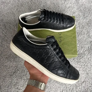 Svarta sneakers från Gucci - Snygga svarta sneakers från Gucci i äkta skinn med präglat GG-mönster över hela skon. Perfekta färgkombinationen nu inför höst och vintern. Inga defekter eller liknande. Pris kan diskuteras vid snabb affär🙏👍🏻