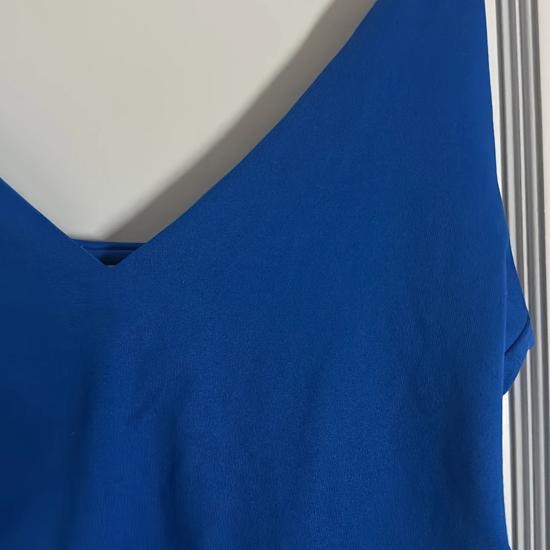 Blå croppad linnetopp med v-ringning - 3