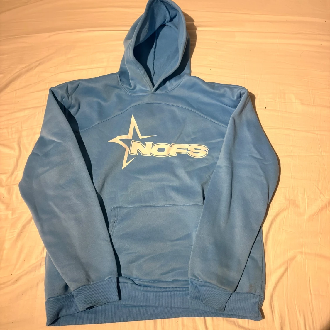Blå hoodie och byxor från NOFS med stjärnlogo