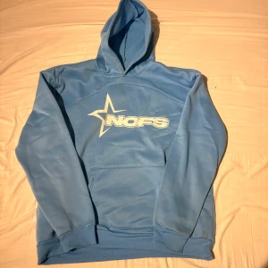 Blå hoodie och byxor från NOFS med stjärnlogo - Säljer en blå hoodie och blåa byxor från NOFS. Perfekt för dig som vill sticka ut. Säljer dom tillsammans för 150 annars 100kr för hoodien och 75 kr för byxorna