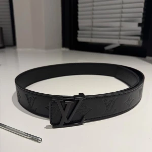 L-V helt svart bälte 110cm - Säljer ett helt svar L-V bälte. Storlek 110cm. Helt nytt skick. Skriv vid minsta intresse!