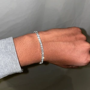 Tennischain armband silver  - Helt ny. Fin replika med grym kvalitet. Elastiskt armband. Pris 100. Först till kvarn som gäller.