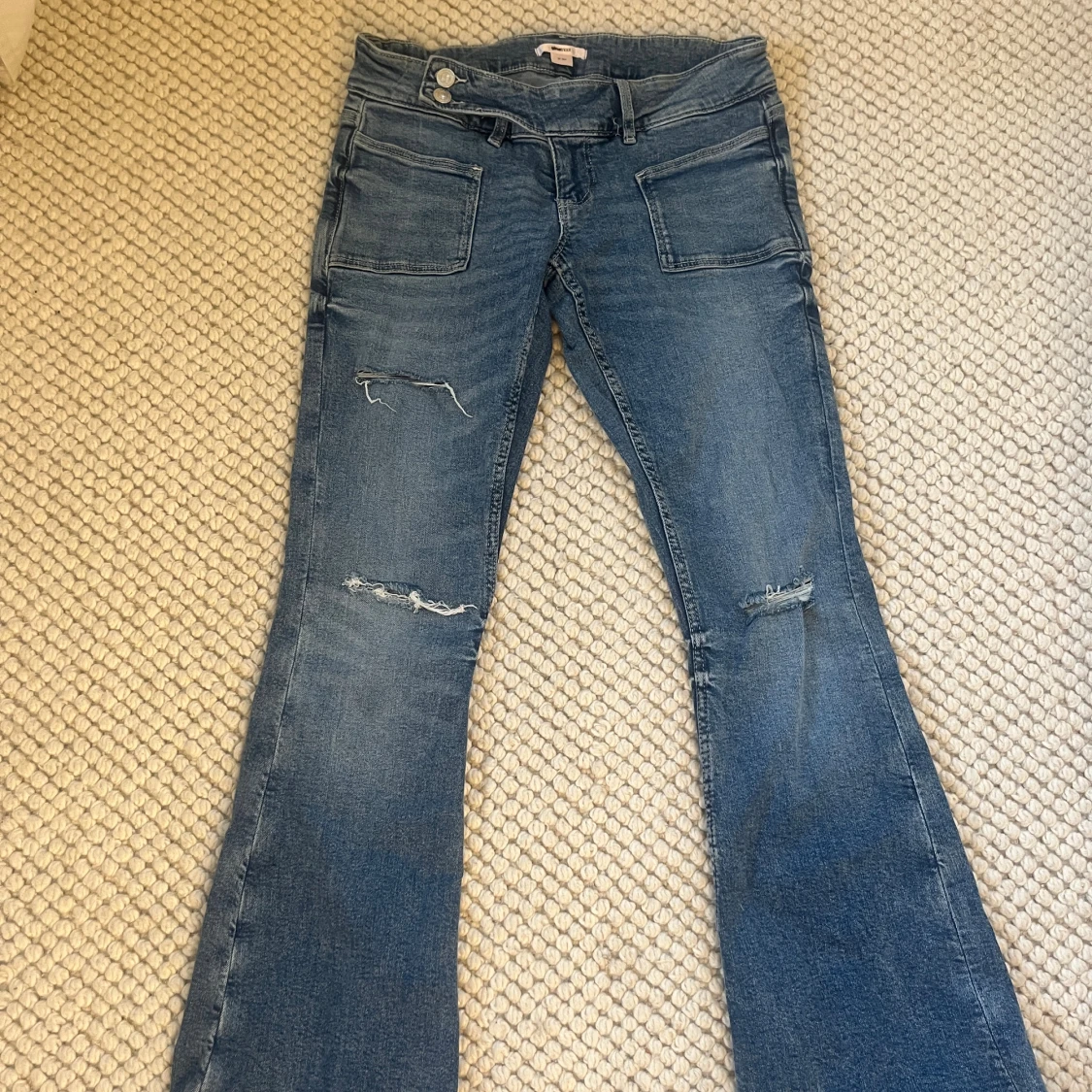 Blå bootcut jeans från Gina Tricot