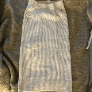 Stickad långkjol - Stickad långkjol som är i superskönt material! Nästan aldrig använd. Superbra skick! 🩷