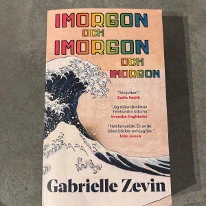 Imorgon och imorgon och imorgon - En hyllad roman om Sam och Sadie, två unga som förenas av kärleken till datorspel och blir superstjärnor i spelvärlden. Boken utforskar vänskap, kreativitet och livets utmaningar, och har tagit världen med storm. Perfekt för dig som gillar spel, relationer och verklighetsflykt.