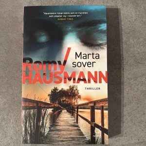 Marta sover - En nervkittlande thriller om Nadja som efter fängelset dras in i ett mörkt spel när en vän ber om hjälp att dölja ett brott. Perfekt för dig som gillar spänning, oväntade vändningar och psykologiska mysterier. En bok som håller dig på helspänn från första till sista sidan.