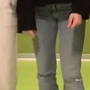 Ljusblå bootcut jeans med hål på knäna  - Snygga ljusblå jeans med bootcut passform och slitningar vid knäna. Jeansen har klassisk femficksdesign, knapp och dragkedja framtill. Perfekt för dig som gillar en avslappnad och trendig stil med lite edge.