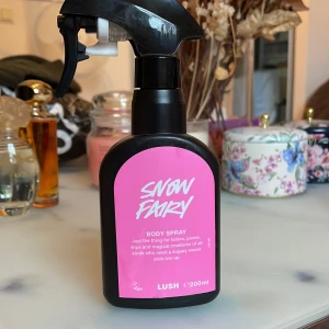 Snow Fairy Body Spray 200ml - Snow Fairy Body Spray från Lush, 200ml, bara några sprut tagna men svårt att uppskatta hur mycket, max 10ml mindre. En vegansk body spray med färgstark design, perfekt för dig som vill ha en söt och magisk touch i vardagen. Passar dig som gillar unika och lekfulla dofter.