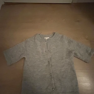 Grå kofta med knappar - Aldrig använd i storlek 158/164