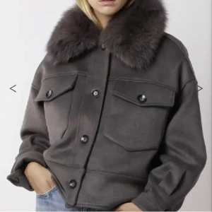 Meotine kappa med päls - Äkta päls, i jättebra skick! Säljs inte längre på hemsidan men säljs i en liknande färg och exakt samma model för 5000kr! Skriv vid intresse! 🥰🥰🥰den är varm och man kan ha den på hösten och vintern!! 