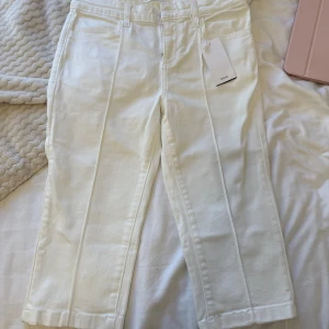 Vita Capri byxor från mango - Snygga vita Capri byxor från Mango. De är helt oanvändbara eftersom de ej passar mig.