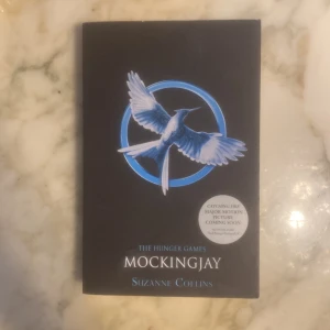 Mockingjay - Mockingjay är den spännande avslutningen på The Hunger Games-serien. Perfekt för dig som gillar action, revolution och starka karaktärer. Följ Katniss i kampen mot orättvisor och bli en del av en episk berättelse som har inspirerat både böcker och filmer.