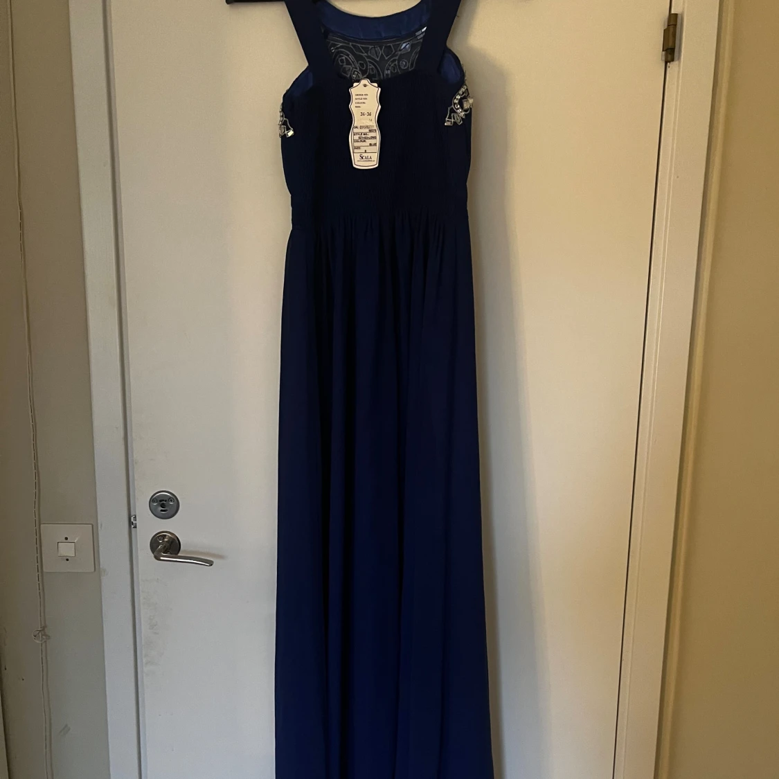 Marinblå långklänning med pärldetaljer - 2