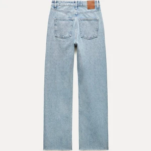 Ljusblå raka jeans med hög midja - Snygga ljusblå jeans med raka ben och klassisk femficksdesign. Hög midja och stilren look, perfekta till sneakers eller boots. Jeansen har en läderpatch bak i midjan och är tillverkade i slitstarkt denim.