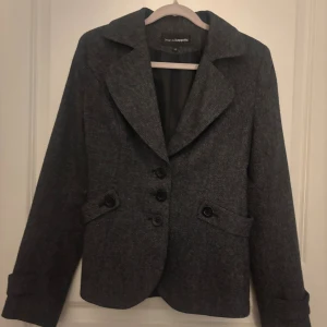 Kavaj från  KappAhl - Fin grå kavaj från Kappahl. Säljer för den inte kommer till användning längre! Storlek 36/S