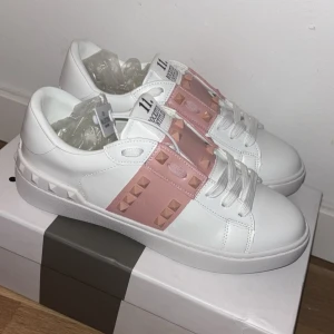 Valentino Rockstud sneakers vit/rosa - Säljer ett par valentino skor i storlek 38 helt nya har ej användats kolla in profil innan köp