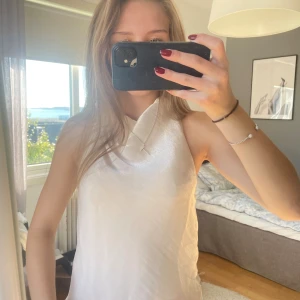 Söt topp - Halterneck topp i skimrande material❤️