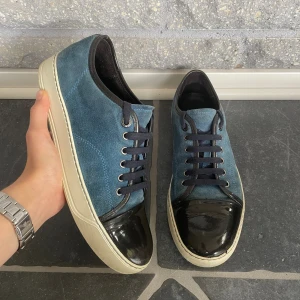 Lanvin skor - Säljer dessa snygga Lanvins! Skorna är i ett mycket bra skick utan några större defekter. Cap toen, mockan och sulan är i bra condition. Om du har några frågor eller funderingar så tveka inte att höra av dig! 🤩