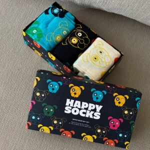 Happy Socks Dogs Gift Set 3-pack - Presentbox med Happy Socks 3 par med färgglatt hundmotiv 🐶  Storlek 41-46, universell herrstorlek. Nya, oanvända, i original presentförpackning.  Perfekt som present