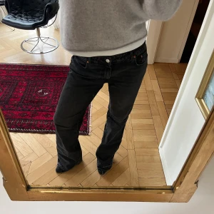 Zara jeans - Lådmidjade jeans från Zara. Lite slitna nertill samt har en liten vit fläck (de bild på båda). Snygg modell och har två sömmar över fickorna därbak. Långa på mig som är 165 cm (har klackar på bilderna). Storlek 40, snyggt oversized på mindre också. 