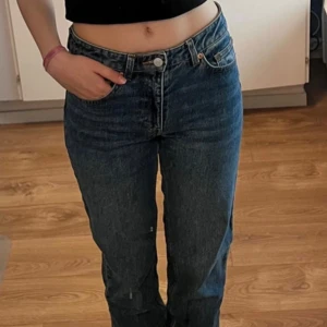 Mörkblå straight jeans! - Ett par jeans i mörkblå med rak passform från Monki. Jeansen sitter även midwaist. Storlek är 34!