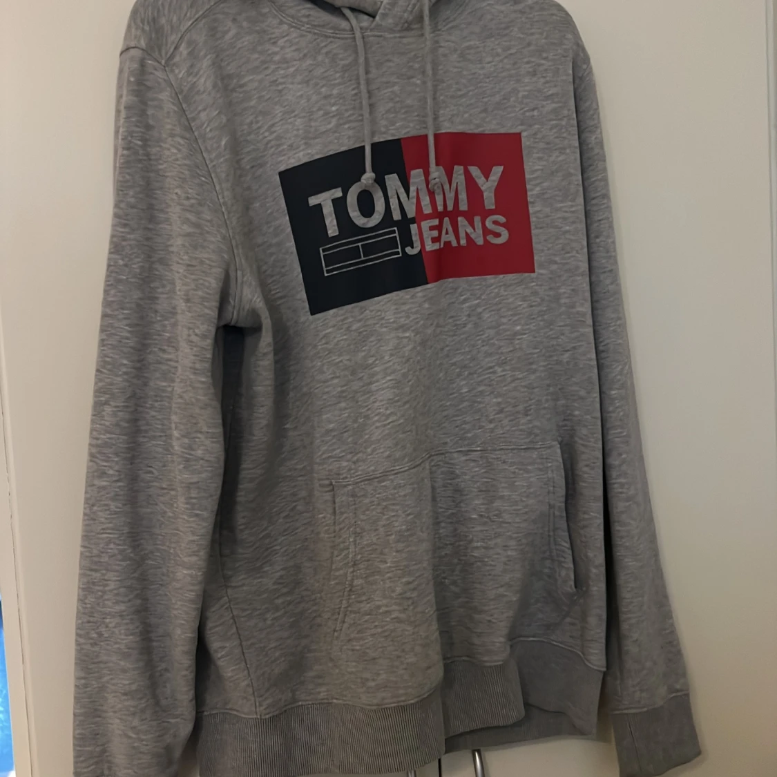 Grå hoodie Tommy Jeans med tryck