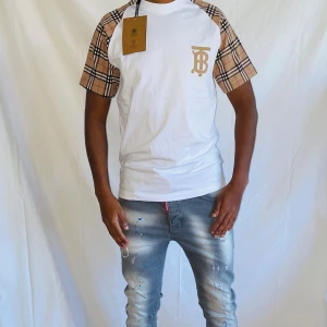 Burberry t shirt strl S - Helt ny. Fin replika med grym kvalitet. Modellen är 175cm bär storlek Small på bilden. Pris: 999kr. Först till kvarn som gäller. 