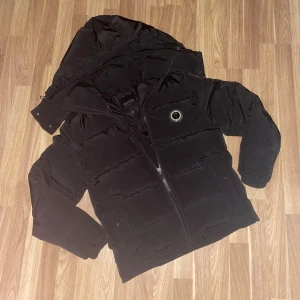 Svart trapstar jacka - Hej, säljer min trapstar jacka som är i perfekt skick. Den är xs/s och är perfekt nu inför den kallare säsongen. Kom gärna med eventuella frågor👍