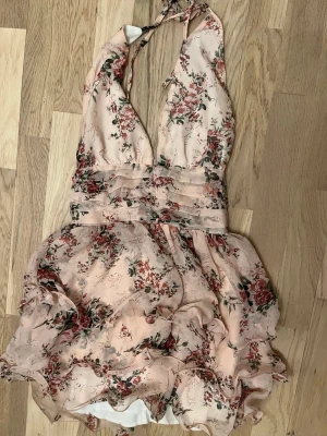 Blommig klänning  - Super snygg blommig klänning. 