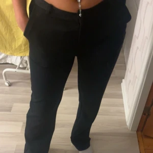 Svarta kostymbyxor - Snygga svarta kostymbyxor. Byxorna har fickor i sidorna och bälteshällor i midjan. Perfekta för en clean och stilren look.🫶🏻🫶🏻