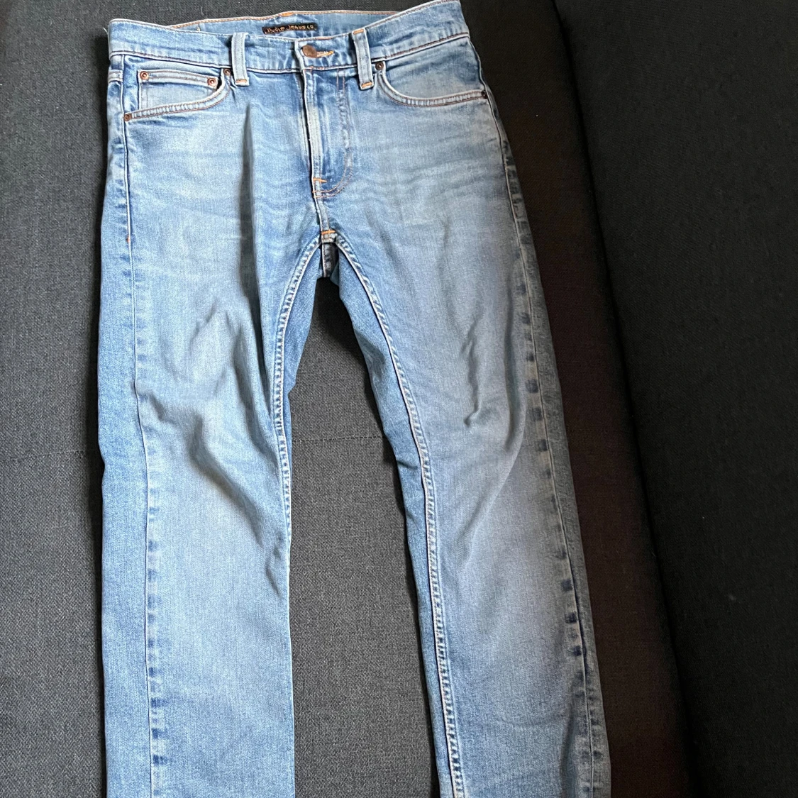 Blå nudie jeans