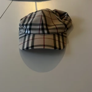 Burberry keps - Snygg burberry keps i bra skick. Nypris är runt tre tusen men jag väljer att sälja den för endast 249 kr