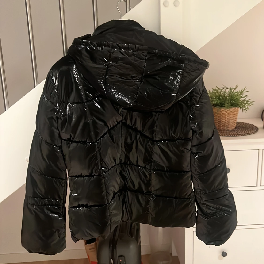 Svart pufferjacka från Guess - 1