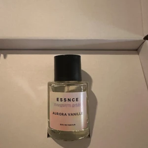 Essnce Aurora Vanille Limited Edition  - Upptäck Aurora Vanille från ESSNCE tillsammans med Margareta Grääs – en stilren parfym med modern känsla. Limited Edition! Endast testad med ca 3-6 sprut