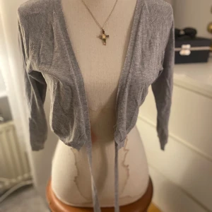 Grå bolero - Grå avslappnad bolero i storlek M från märket Sinéquanone köpt från Sellpy. Väl använt men i bra skick! 