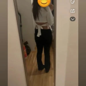 Vit tröja som man knyter där bak  - Säljer en tröja från Nelly som aldrig är använd då den blivit för låten. Helt nytt skick!  Pris går att diskuteras! 