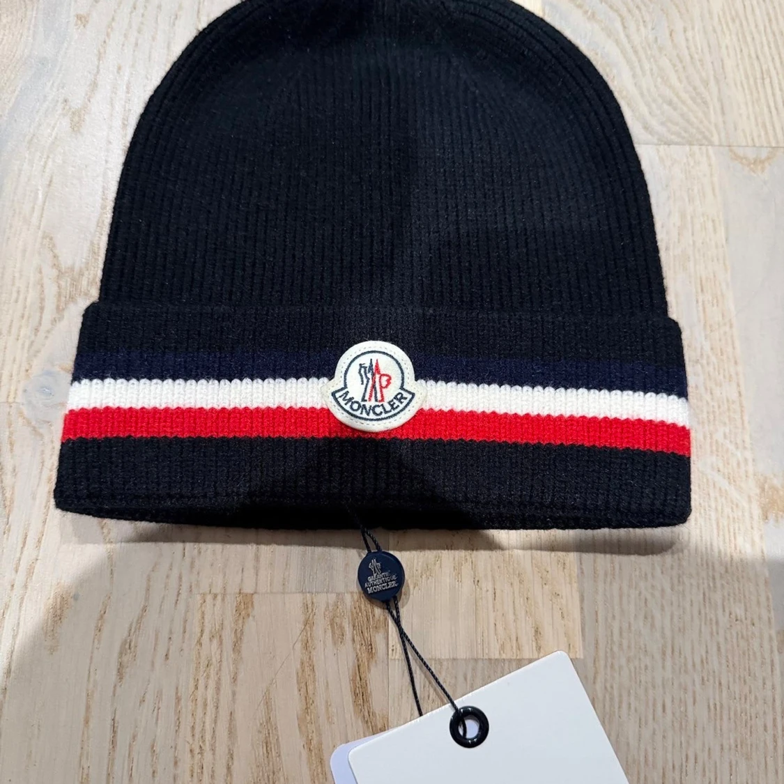 Svart Moncler mössa med ränder